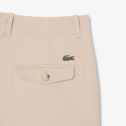 Bermuda gabardina elastizada con pinzas Lacoste para dama