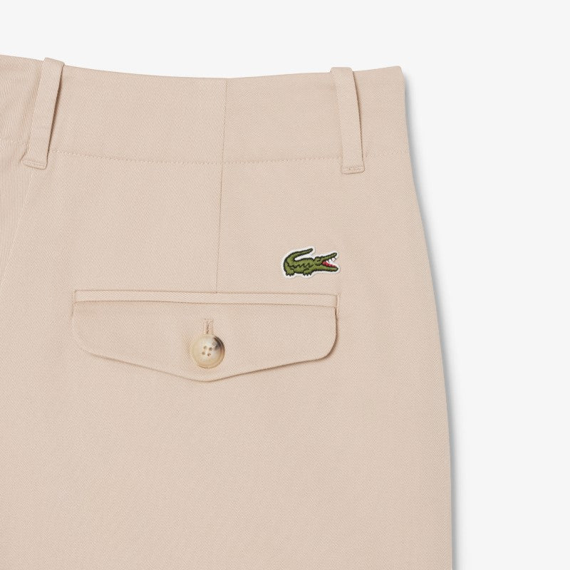 Bermuda gabardina elastizada con pinzas Lacoste para dama